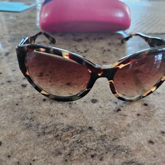 Imperfect Lilly Pulitzer Sunglasses and Case - Picture 3 of 4